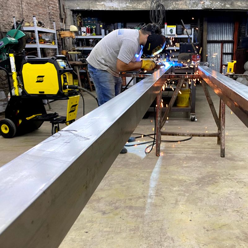 Servicio de fabricación de estructuras metálicas a medida por HERREELEC en CABA